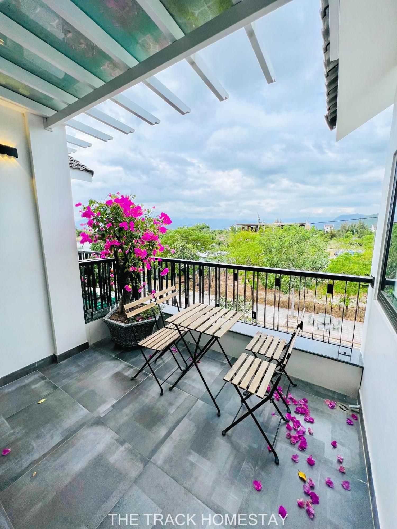 The Track Homestay - Near Bai Dai Beach Cam Lam Exteriör bild