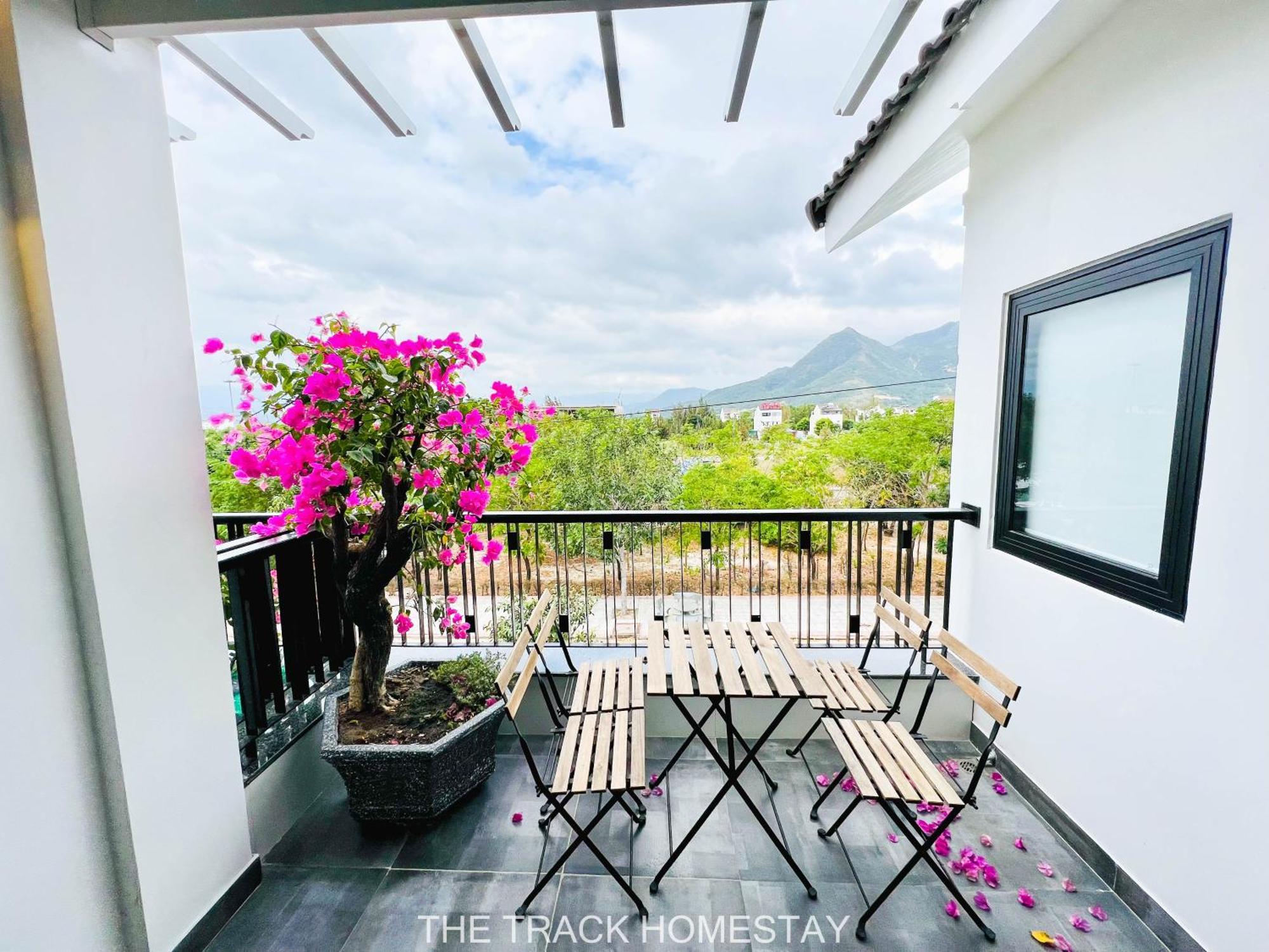 The Track Homestay - Near Bai Dai Beach Cam Lam Exteriör bild